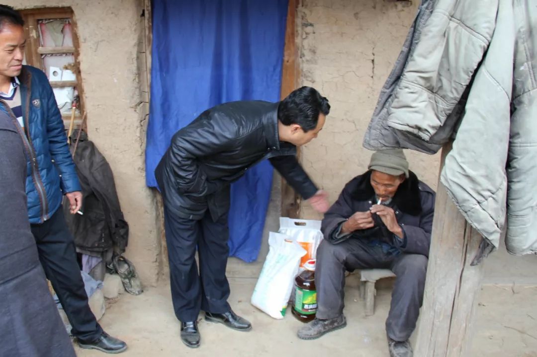 隴運(yùn)集團(tuán)公司開(kāi)展春節(jié)前走訪(fǎng)幫扶慰問(wèn)活動(dòng)