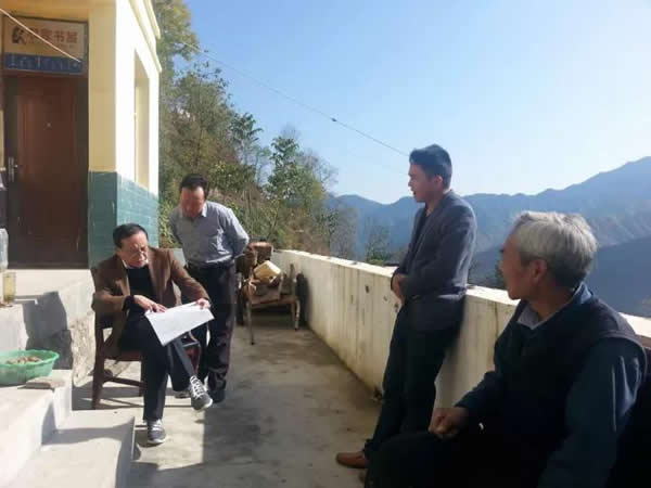 隴運集團公司董事長、黨委書記李寅祥率相關(guān)人員專程前往精準(zhǔn)扶貧點進行深入調(diào)研