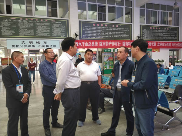 市交通運輸局黨組副書記、市運管局局長何濤一行到隴運集團公司檢查國慶節(jié)前安全生產(chǎn)工作