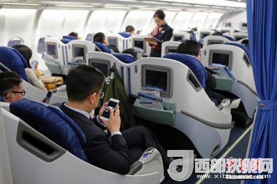 在東航MU5137航班上，旅客全程在飛行模式下可以使用手機(jī)。殷立勤 攝