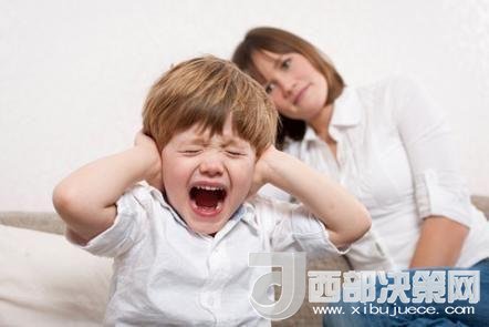 這時孩子可能會一直哭，甚至觀察父母的反應(yīng)。父母這時候可以讓他哭，哭累了自然就會停下，要讓孩子明白“鬧起來沒道理我不會心疼你”。