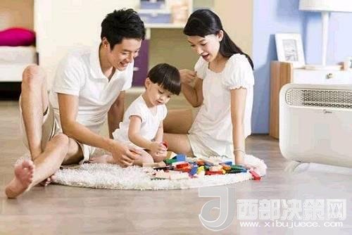 兒童時期，孩子好奇心強(qiáng)，喜歡“打破砂鍋問到底”、“探究性拆東西”、“自言自語做游戲”。這些聽似好笑，看似頑皮的言行舉止，恰恰就是孩子創(chuàng)造火花的閃現(xiàn)。心理學(xué)家鄧斯克認(rèn)為，小孩子在游戲中的“假裝”會大大促進(jìn)他們的發(fā)散思維。