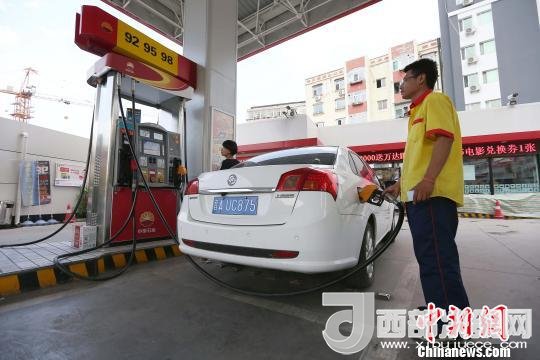 資料圖：山西太原，加油站工作人員正在給車輛加油?！堅?攝