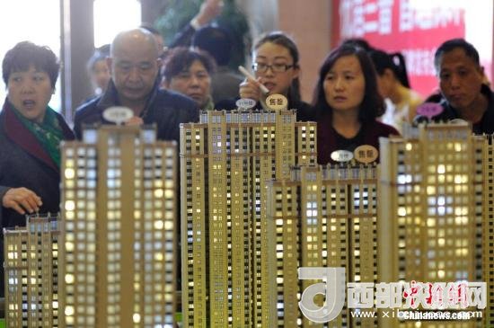 資料圖：民眾選購商品房。 <a target='_blank' >中新社</a>記者 韋亮 攝