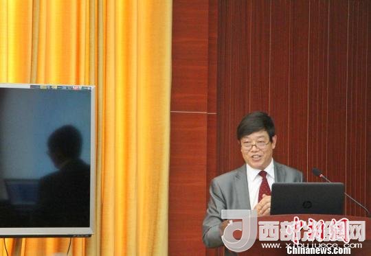 圖為中南大學教授歐陽友權在現(xiàn)場作了題為“我國文化產業(yè)發(fā)展的三大拐點與高校的責任”報告?！≮w曉 攝