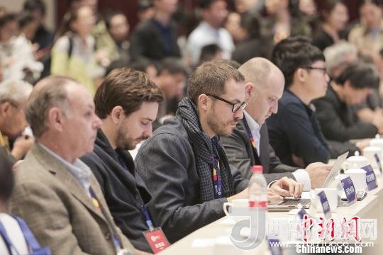 河北工業(yè)設(shè)計創(chuàng)新中心(以下簡稱HIDC)啟動儀式暨“設(shè)計促轉(zhuǎn)型·創(chuàng)新贏未來”國際工業(yè)設(shè)計工作坊26日在河北省省會石家莊市舉行。圖為與會各國設(shè)計師?！⌒ば?攝
