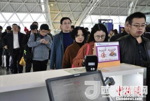 圖為旅客等待進入客艙。　呂俊明 攝