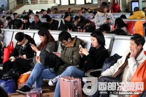 資料圖：移動(dòng)互聯(lián)網(wǎng)時(shí)代，旅客都拿著手機(jī)打發(fā)時(shí)間。<a target='_blank' >中新社</a>記者 王中舉 攝