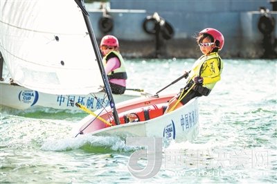 青島市北區(qū)立新小學學生參加2017年中國杯青少年帆船OP項目比賽。孫軍/攝