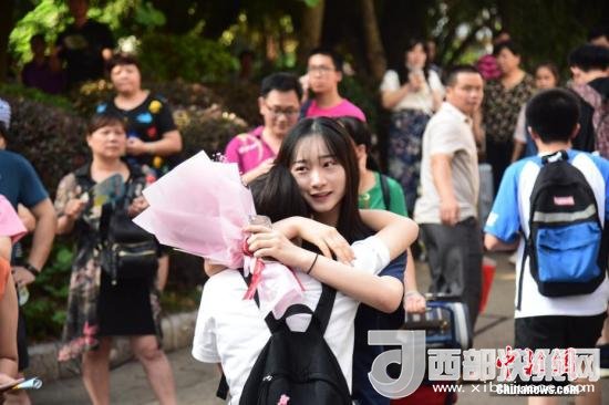 資料圖：一名家屬擁抱走出考場的考生。 王以照 攝