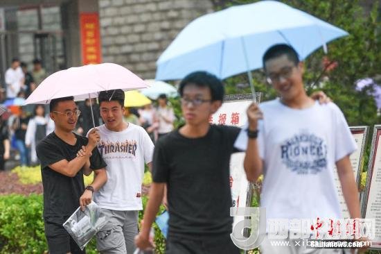 資料圖：6月8日，山西太原，考生打傘走出考場。當(dāng)日，全國部分地區(qū)2018年高考結(jié)束。 <a target='_blank'  data-cke-saved- >中新社</a>記者 武俊杰 攝
