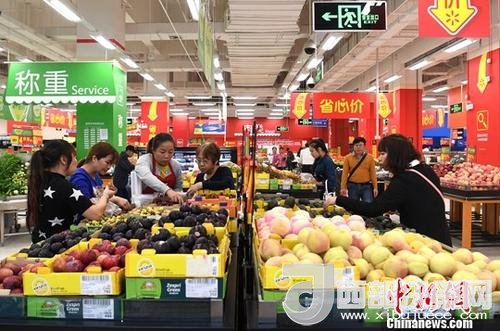 資料圖：民眾在超市選購(gòu)水果。<a target='_blank'  data-cke-saved- >中新社</a>記者 俞靖 攝