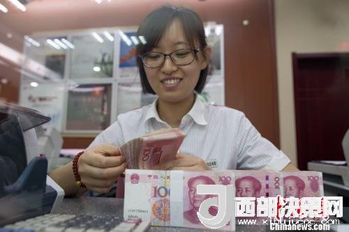7月5日，山西太原一銀行工作人員正在清點(diǎn)貨幣。人民幣對(duì)美元匯率中間價(jià)在經(jīng)歷了過去11個(gè)交易中的10次下調(diào)后終于迎來大漲。5日，中國外匯交易中心公布人民幣對(duì)美元匯率中間價(jià)報(bào)6.6180，較前一交易日大幅上調(diào)415個(gè)基點(diǎn)，創(chuàng)下自2017年10月11日以來的最大升幅。<a target='_blank' >中新社</a>記者 張?jiān)?攝