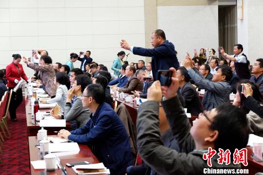 圖為與會(huì)嘉賓認(rèn)真聽(tīng)取專(zhuān)家演講。　李雋 攝
