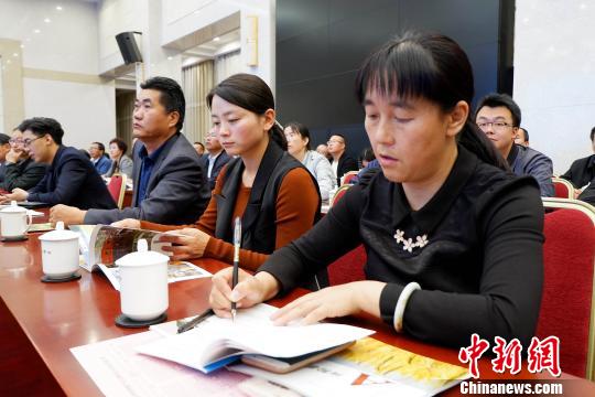 圖為與會(huì)嘉賓聆聽(tīng)專(zhuān)家演講。　李雋 攝