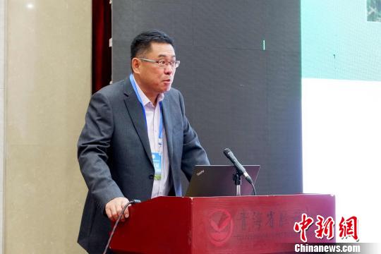 圖為青海省農(nóng)林科學(xué)院副院長(zhǎng)、國(guó)家大麥青稞產(chǎn)業(yè)技術(shù)體系崗位科學(xué)家遲德釗正在發(fā)言?！±铍h 攝