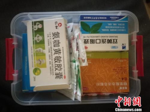 圖為家里的藥盒。 謝藝觀 攝