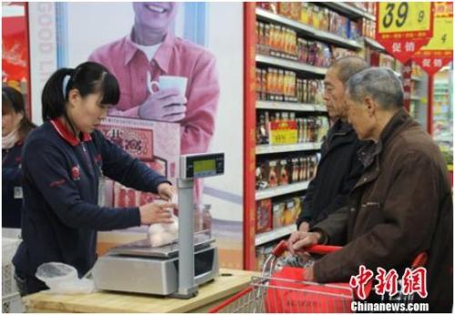資料圖：在保定市北市區(qū)一家大型超市內(nèi)，促銷員正在為購買雞蛋的市民稱量、打包。李芳華 攝