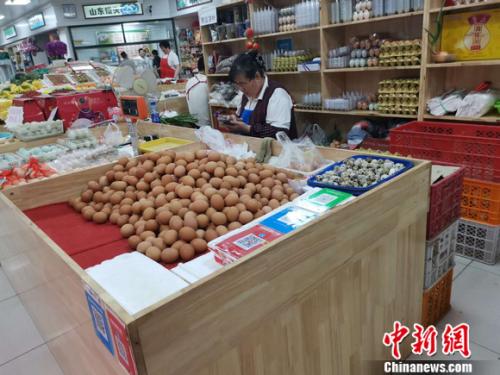 圖為菜市場里賣的雞蛋。 謝藝觀 攝