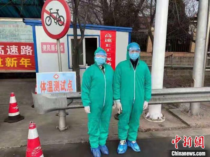 鄉(xiāng)鎮(zhèn)衛(wèi)生院和社區(qū)衛(wèi)生中心工作人員排查發(fā)熱患者?！〗樾菔嗅t(yī)療集團(tuán)供圖 攝