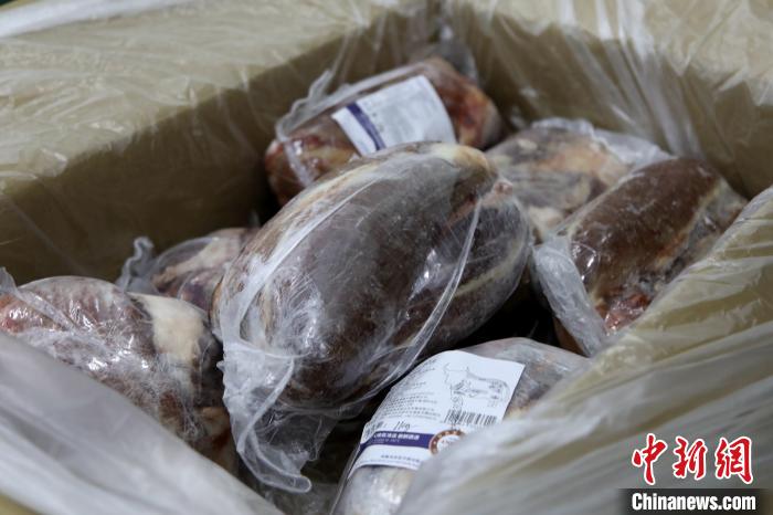 當(dāng)雄縣援鄂物資中的牦牛肉，圖中的為腱子肉，是牦牛肉中的“極品”?！‘?dāng)雄縣 供圖 攝