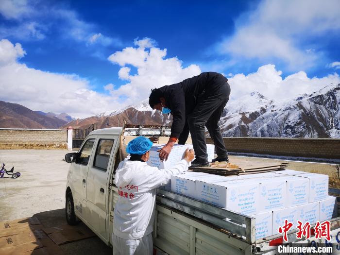 圖為工作人員搬運物資。堆龍德慶區(qū)宣傳部供圖