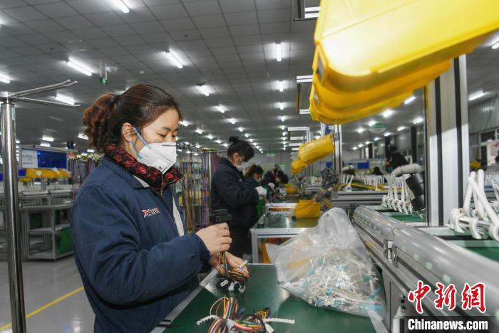 工人戴著口罩搶抓生產(chǎn)。　康建林 攝