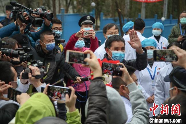 圖為貴州省最后一名新冠肺炎確診患者從貴州省將軍山醫(yī)院出院，患者與眾人揮手告別?！■暮陚?攝