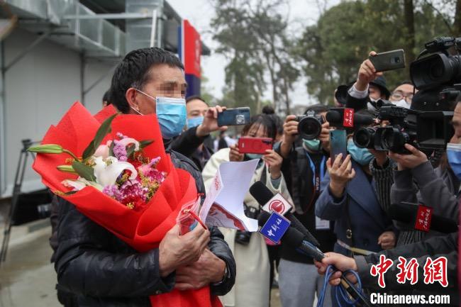 圖為貴州省最后一名新冠肺炎確診患者從貴州省將軍山醫(yī)院出院，患者接受媒體采訪?！■暮陚?攝