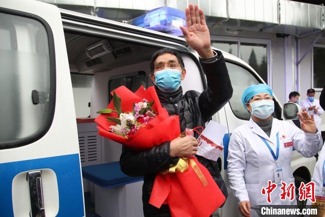 圖為貴州省最后一名新冠肺炎確診患者從貴州省將軍山醫(yī)院出院，患者與眾人揮手告別。　瞿宏倫 攝