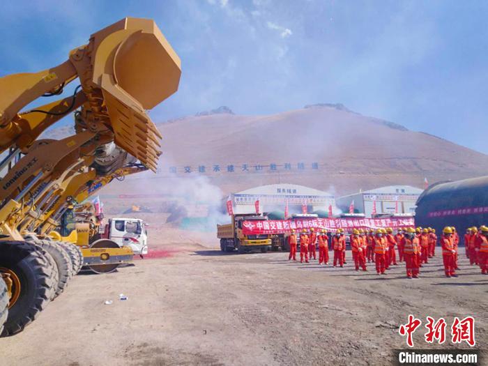 備受國(guó)內(nèi)外關(guān)注的G0711線烏魯木齊至尉犁高速公路建設(shè)項(xiàng)目天山勝利隧道復(fù)工“進(jìn)行時(shí)”?！￡悇︼w 攝