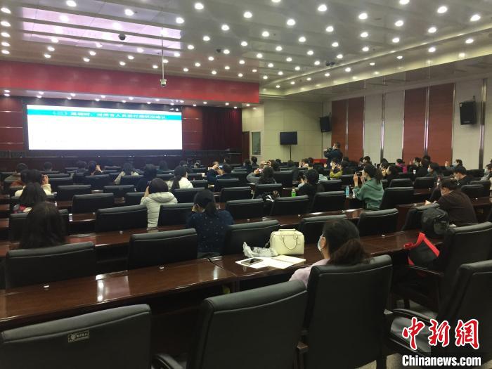 山西選派554名疫情防控指導(dǎo)員駐校指導(dǎo)高三年級開學(xué)疫情防控。　高瑞峰 攝
