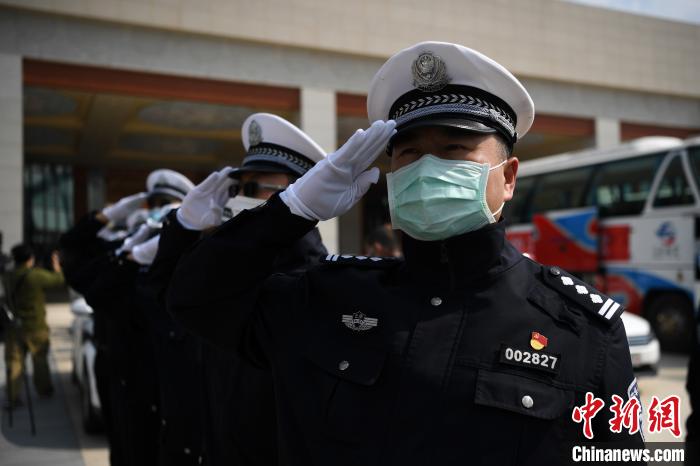 圖為交警們向醫(yī)療隊(duì)敬禮?！】灯?攝