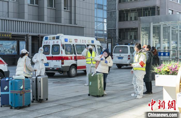 圖為呼和浩特車站“外防輸入”?！∠牧?攝