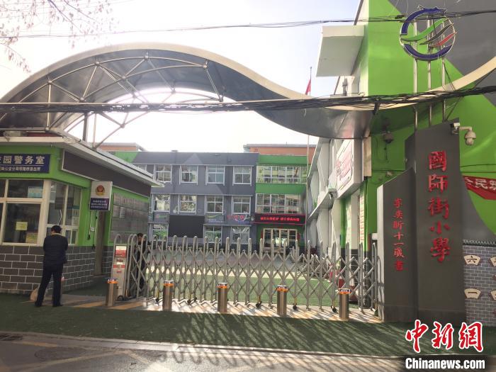 校門口設(shè)置臨時等候區(qū)，區(qū)域四周5米為禁行區(qū)。　高瑞峰 攝