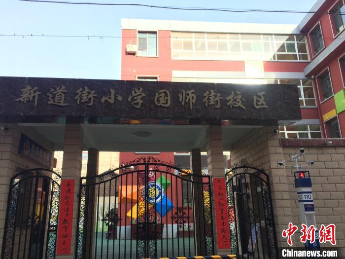 返校學(xué)生要到指定校門口報到，入校時需佩戴口罩，并進行身份核驗、實名登記、體溫檢測?！「呷鸱?攝