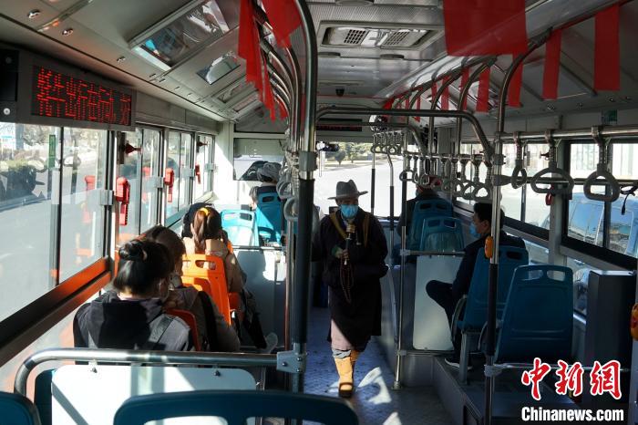 拉薩市民生活如常，圖為民眾戴口罩乘坐公交車?！〗w波 攝