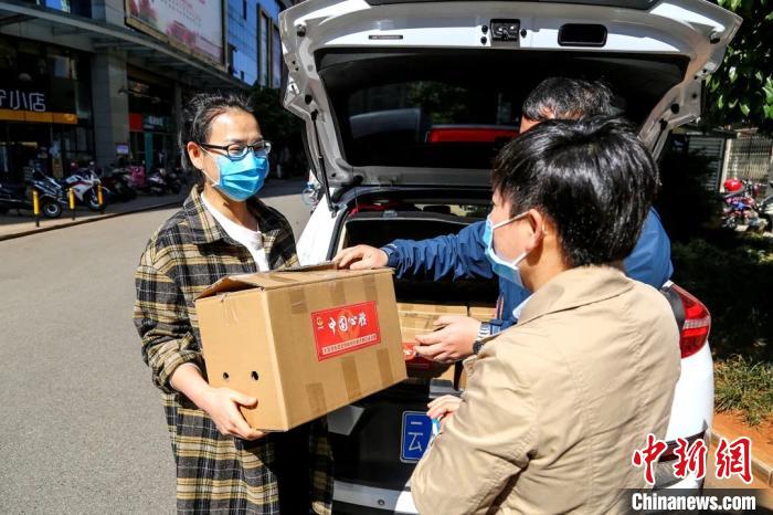 圖為昆明支援湖北醫(yī)護(hù)人員家庭收到“暖心蔬菜”。云南省委統(tǒng)戰(zhàn)部供圖