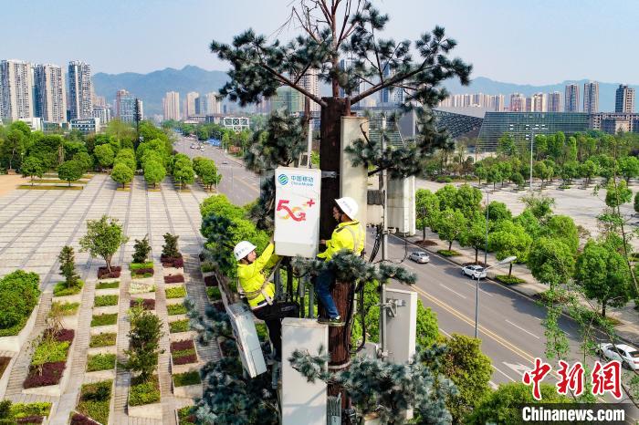 圖為重慶移動工作人員正在安裝5G基站。重慶移動 供圖