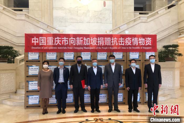 圖為捐贈(zèng)方與接收方代表合影留念?！⑾嗔?攝