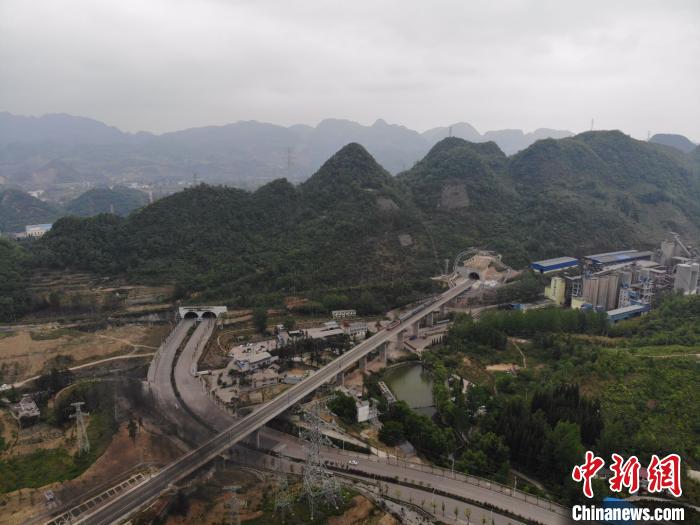 貴州省首條城際高速鐵路——安六鐵路開始聯(lián)調(diào)聯(lián)試。中國鐵路成都局集團(tuán)公司供圖