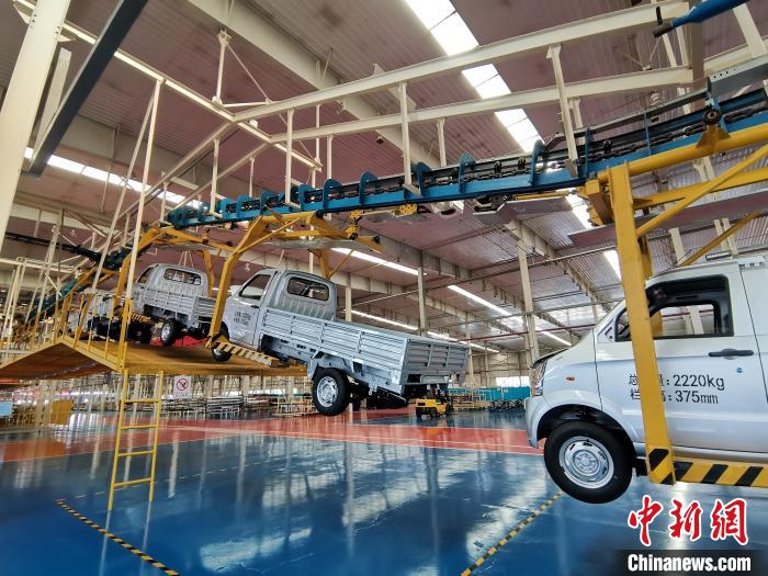 成功汽車是山西省重點轉(zhuǎn)型項目，擁有國內(nèi)先進的零部件、發(fā)動機整機自動裝配和發(fā)動機生產(chǎn)線、實驗線，還有國際一流的工業(yè)機器人?！「唢w 攝