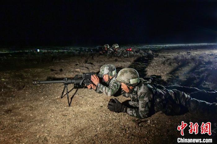 夜間狙擊手摧毀敵探照燈。　蒲津 攝