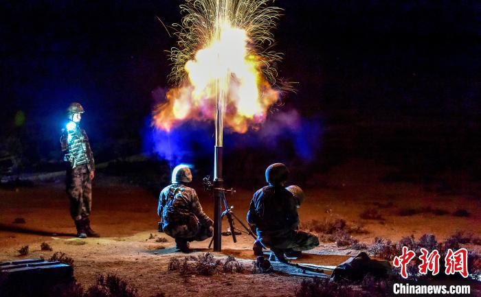 演練中偵察兵在夜間利用迫擊炮摧毀敵輕型裝甲?！」鶘|東 攝