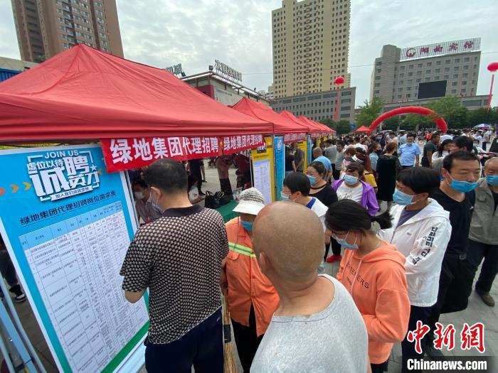 一些知名企業(yè)展臺前，投遞簡歷、咨詢就業(yè)的人絡(luò)繹不絕?！∏愊?攝