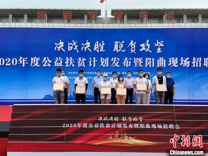 在現(xiàn)場，綠地集團與困難就業(yè)群體就業(yè)代表簽署勞務(wù)合同，并為首批6名就業(yè)代表頒發(fā)上崗證書?！∏愊?攝