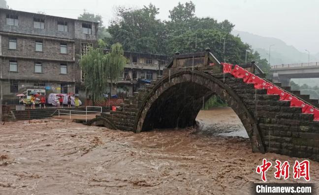圖為不斷上漲的河水?！≈貞c萬州區(qū)委宣傳部供圖 攝