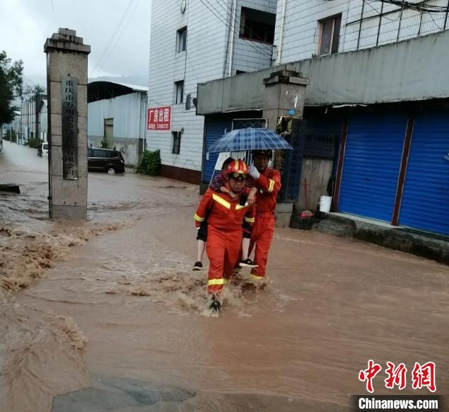 圖為消防救援人員營救被困民眾。　重慶萬州區(qū)委宣傳部供圖 攝