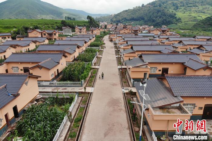 平坦的水泥路從村民居住區(qū)穿過?！埨?攝