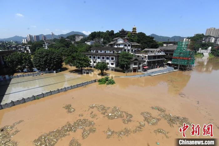 圖為7月27日，嘉陵江重慶段水位持續(xù)上漲，千年古鎮(zhèn)磁器口低洼段已被洪水淹沒(méi)?！￡惓?攝